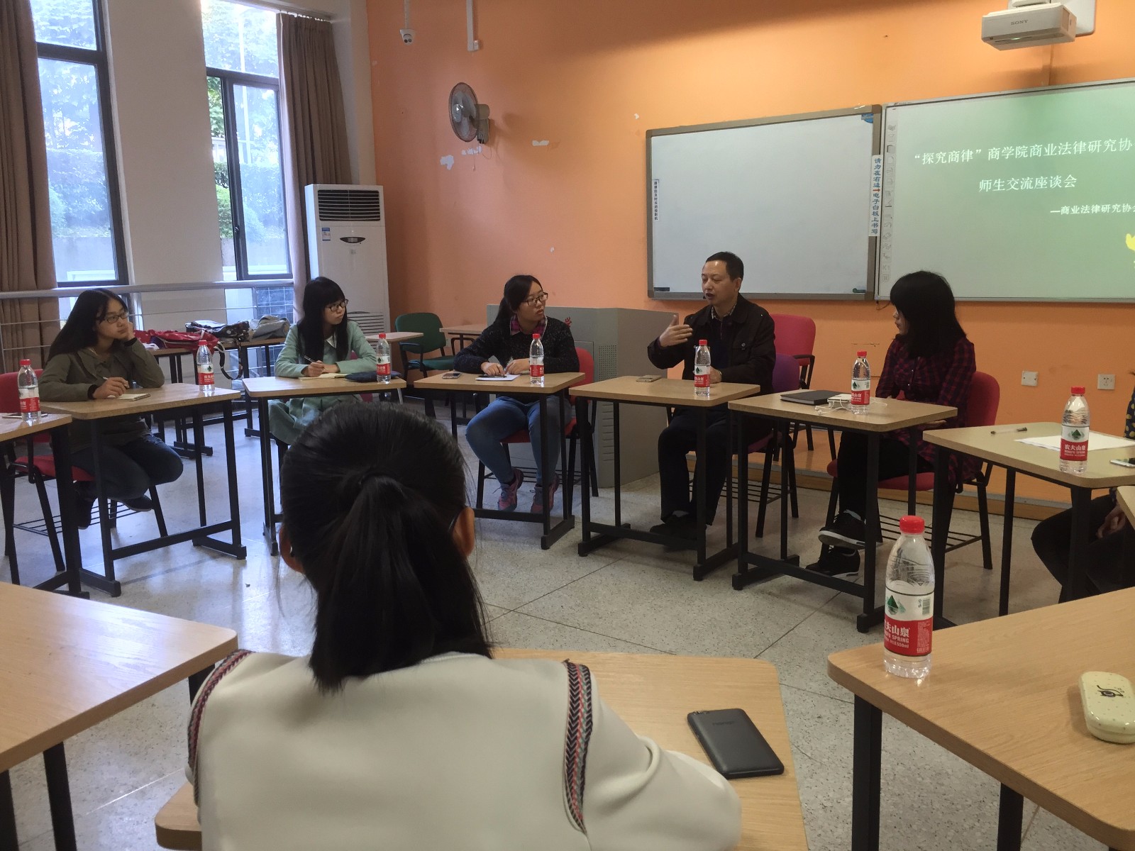 20151108商学院商业法律研究协会“探究商律”师生交流座谈会2.JPG