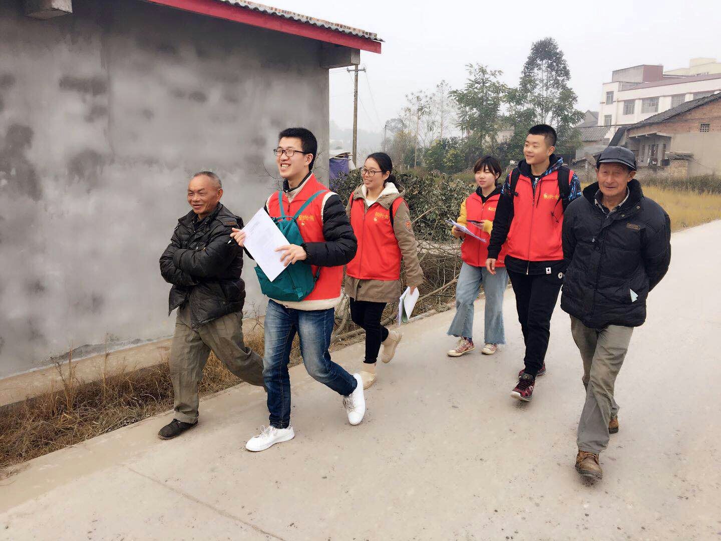 志愿者入户调研.jpg
