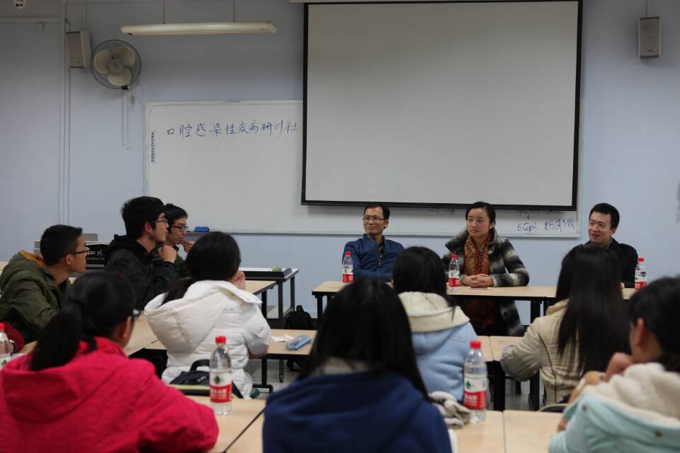 _891377550_20151208口腔感染性疾病研讨社何利邦老师听取同学问题_14498257.jpg