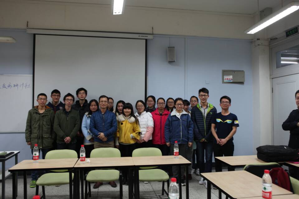 _792751543_20151208口腔感染性疾病研讨社何利邦老师与同学合影_144982576.jpg